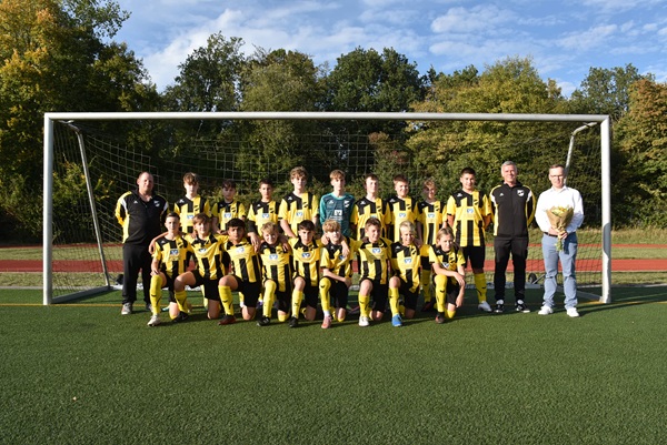 Lauenburger Fußballer (D-Jugend) mit den neuen Trikots vor einem Fußballtor