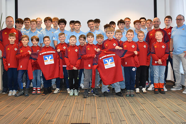 F-Junioren U8 und B-Junioren U17 des SG Aufbau Boizenburg e. V. mit neuen Poloshirts und Trainingspullovern