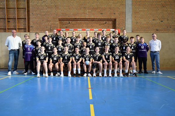 Lauenburger Handballjugend mit den neuen Trikots vor einem Handballtor
