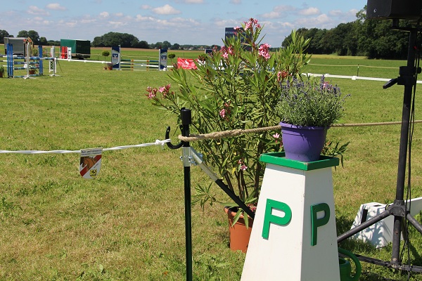 Umrandung des Springturnierplatzes auf Gut Basthorst