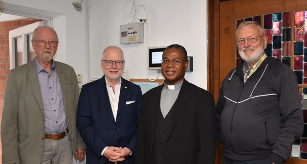 Mitglieder vom Verein zur Förderung der Kath. Gemeinde St. Michael Schwarzenbek mit dem Pastor vor dem Fernsteuerungsgerät