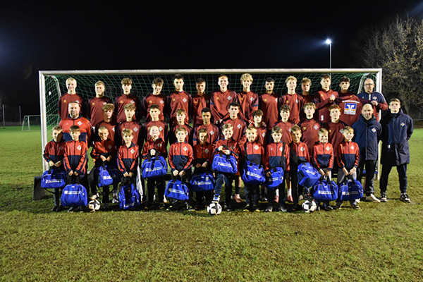 F-Junioren U8 und B-Junioren U17 des SG Aufbau Boizenburg e. V. stehen gemeinsam vor einem Fußballtor