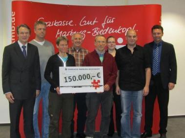 Sparkasse-unterstuetzt-90-Vereine-mit-Spenden_ArtikelQuer