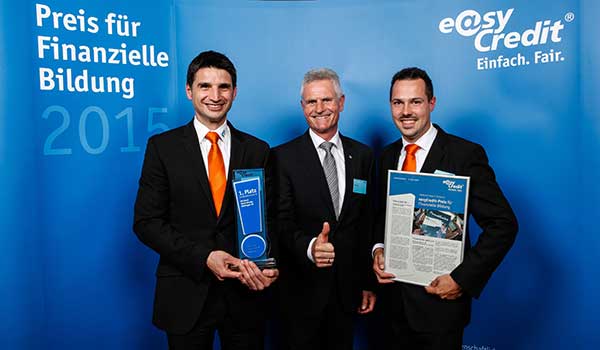 VR Bank nimmt easyCredit-Preis für Finanzielle Bildung in Nürnberg entgegen