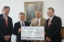 Münchner Bank: 5.000 Euro für spastisch behinderte Kinder